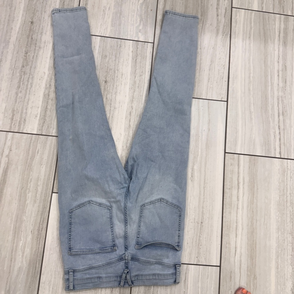 Veronica Beard Maera High-Waisted Light Blue Jeans: flattering & form fitting - Picture 7 of 9